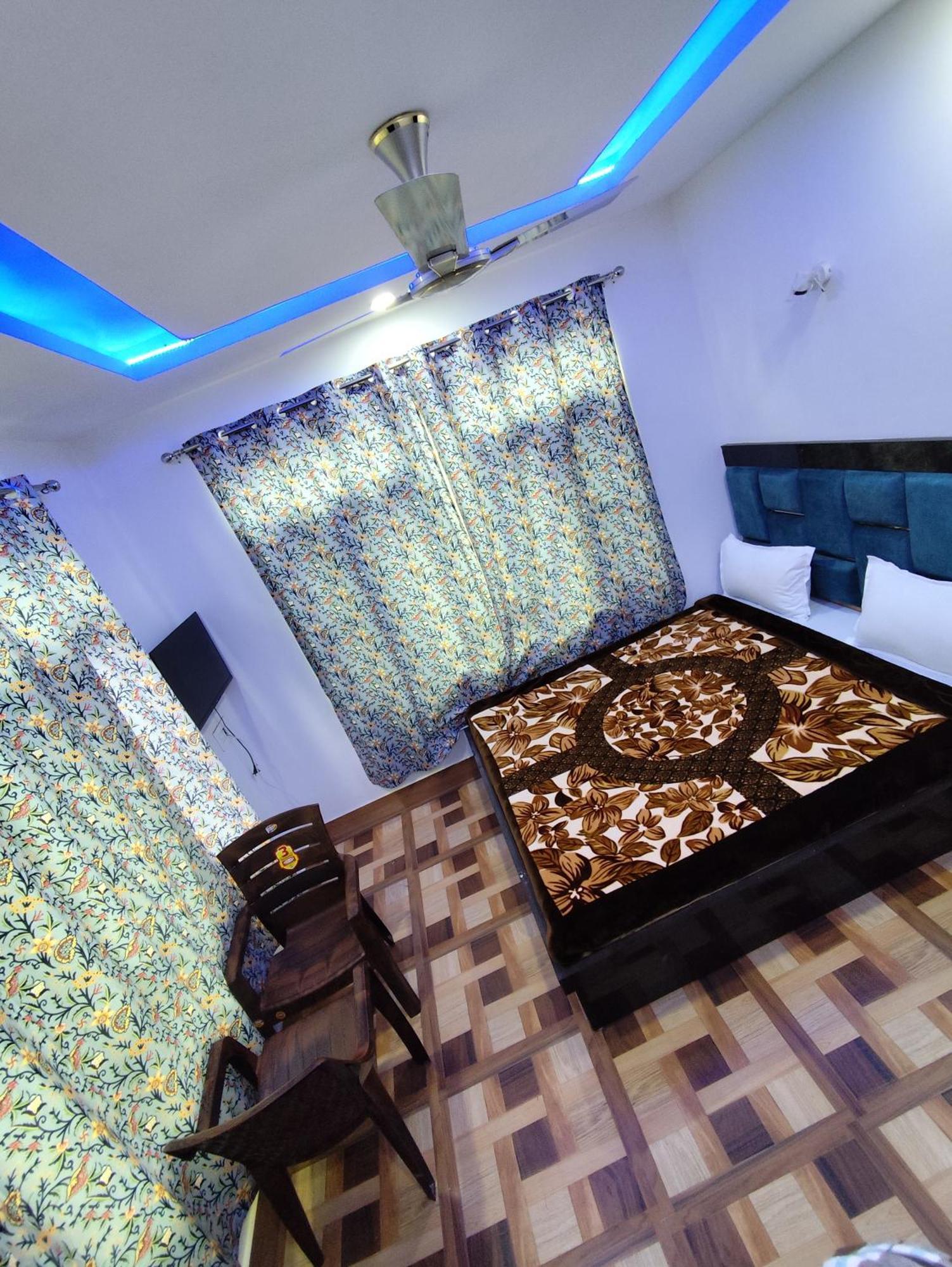 The Heaven Tree Hotel ศรีนาการ์ ภายนอก รูปภาพ