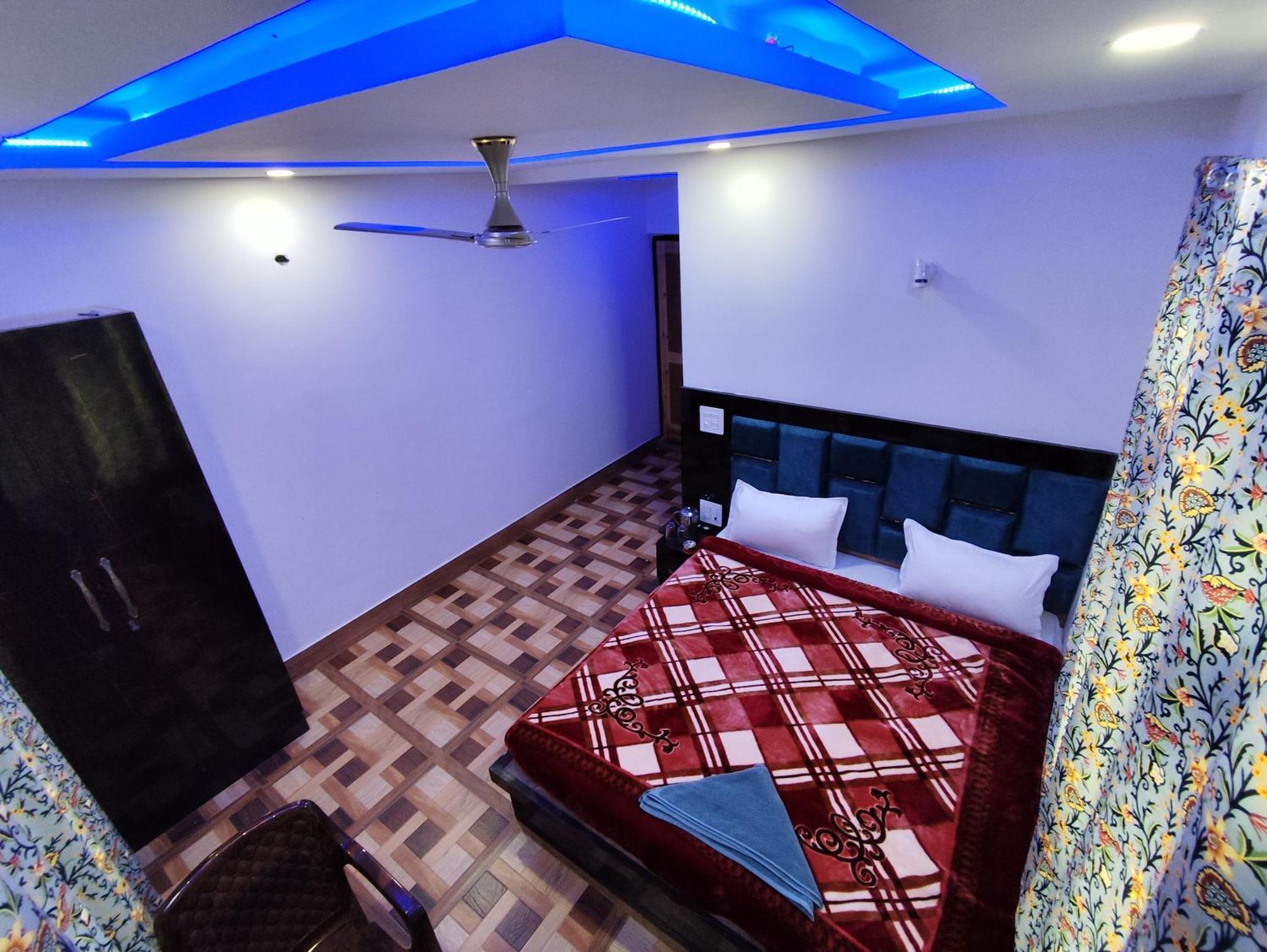 The Heaven Tree Hotel ศรีนาการ์ ภายนอก รูปภาพ